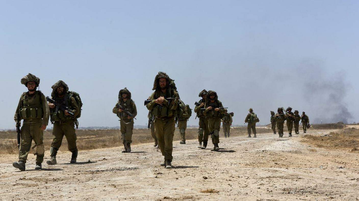Soldati dello stato ebraico rientrano in Israele dopo recenti operazioni a Gaza. Per almeno 3 giorni, le armi dovrebbero ora tacere