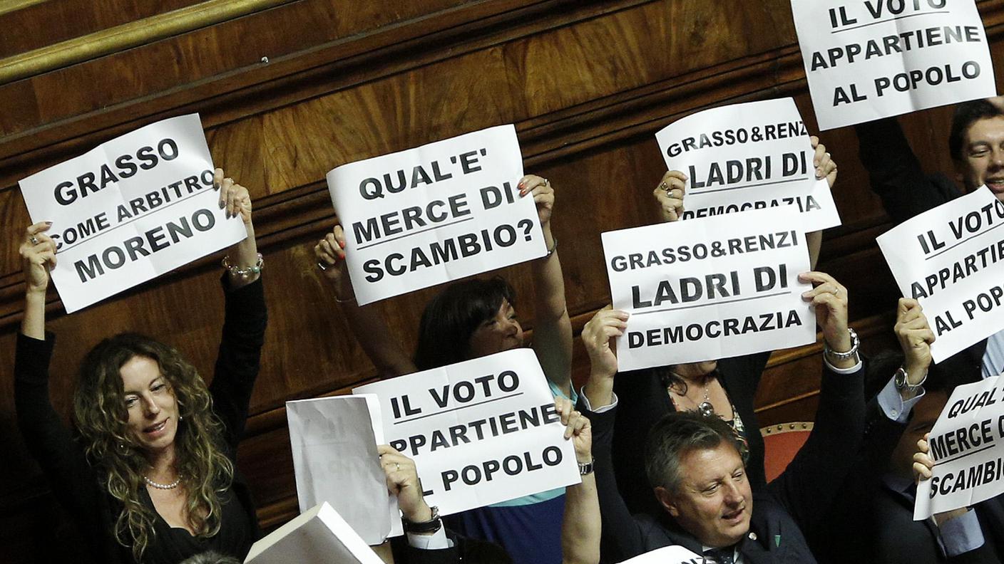 I cartelli di protesta esposti durante le votazioni degli emendamenti