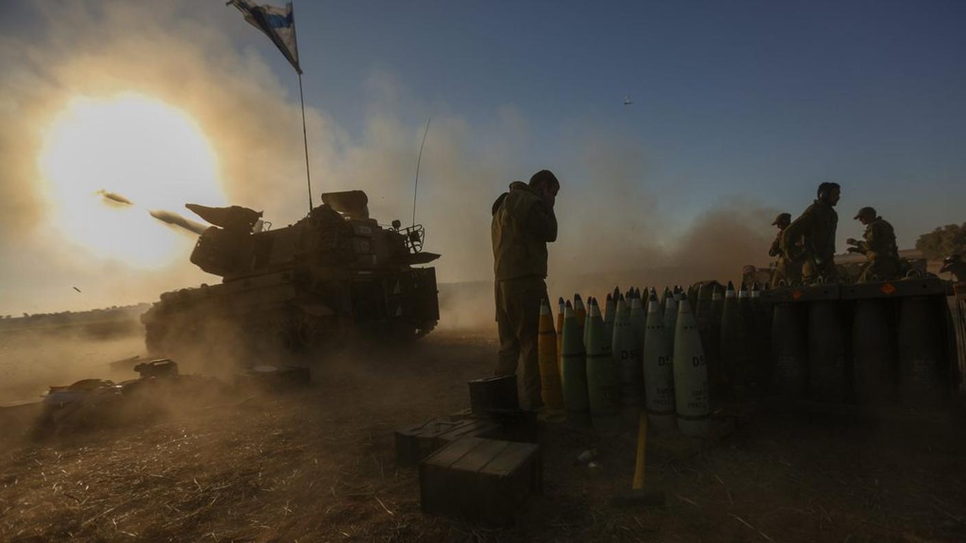 Una batteria israeliana apre il fuoco su Gaza