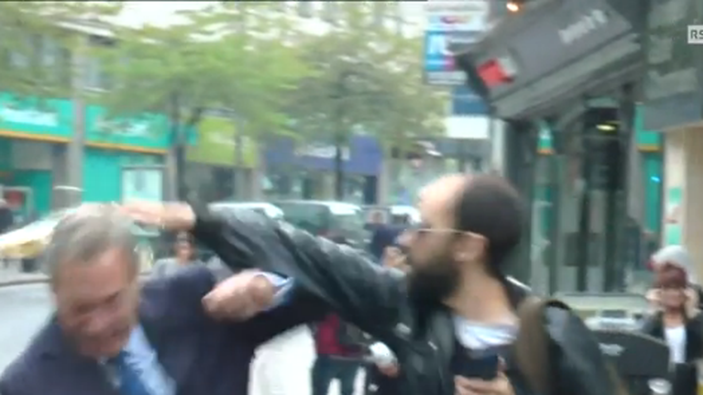 Lancio di uova su Nigel farage