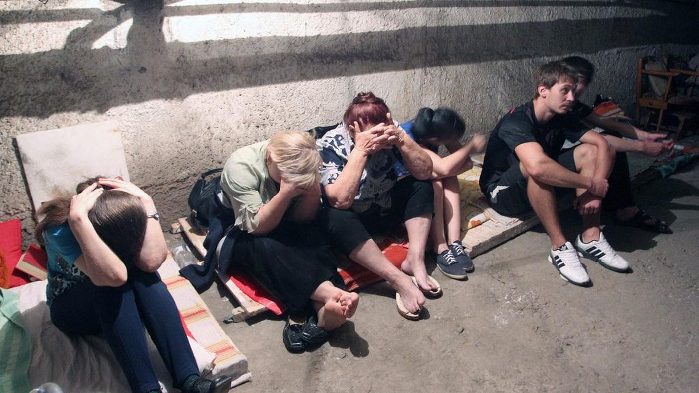 Civili rifugiati in una cantina per sfuggire ai bombardamenti su Horlivka
