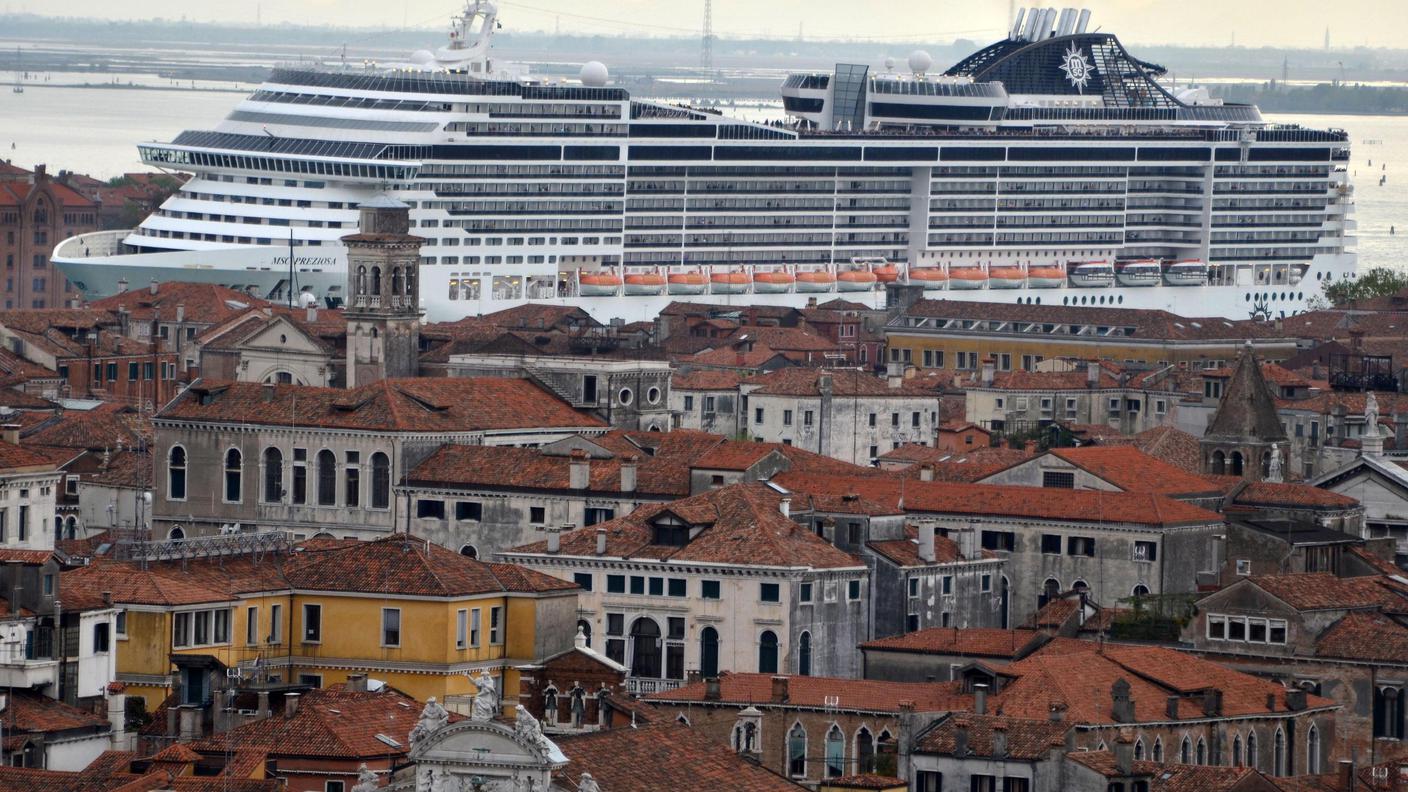 Una nave sul Canale della Giudecca, a pochi metri dai palazzi storici