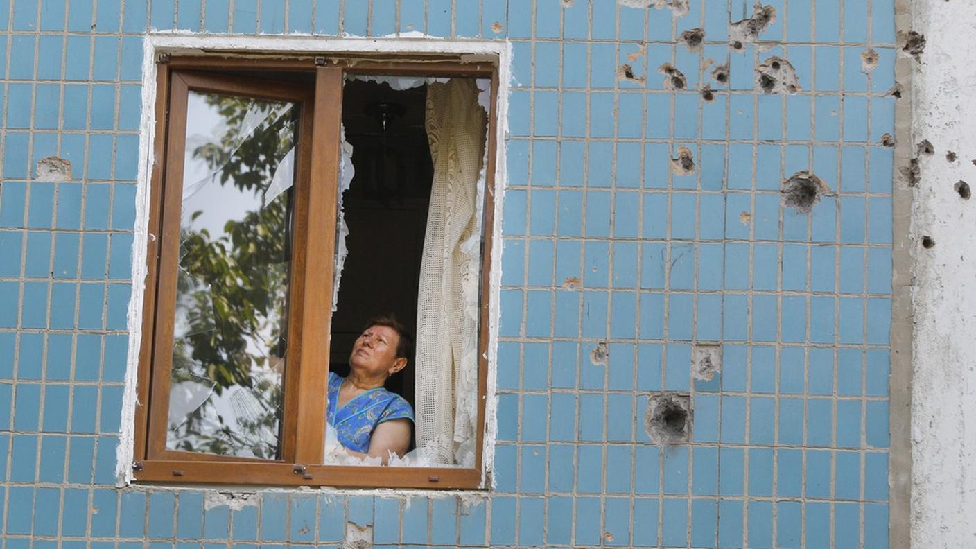 I segni dei combattimenti sugli edifici di Donetsk