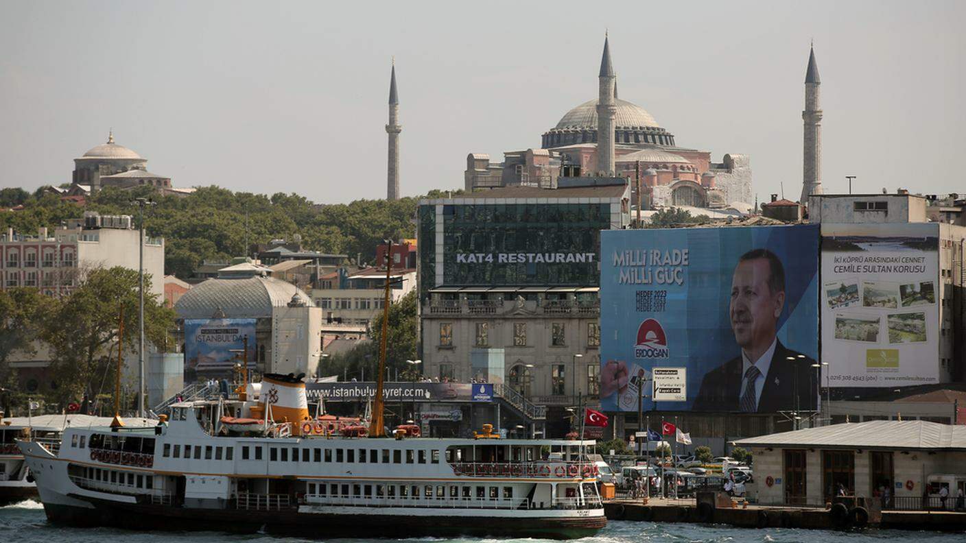 Un poster del leader turco Recep Erdogan ad Istanbul