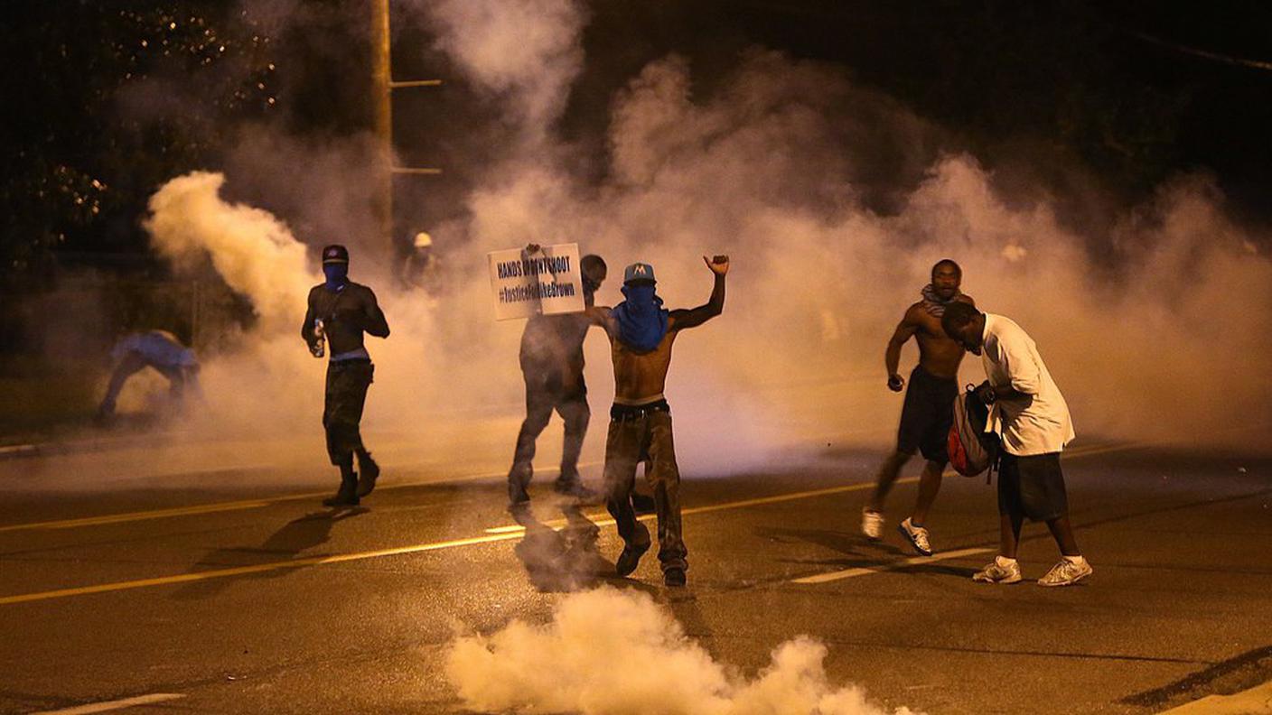Un fitto lancio di lacrimogeni ha disperso i manifestanti