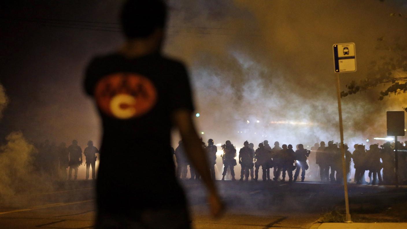 La notte di Ferguson illuminata dalle fiamme della rivolta