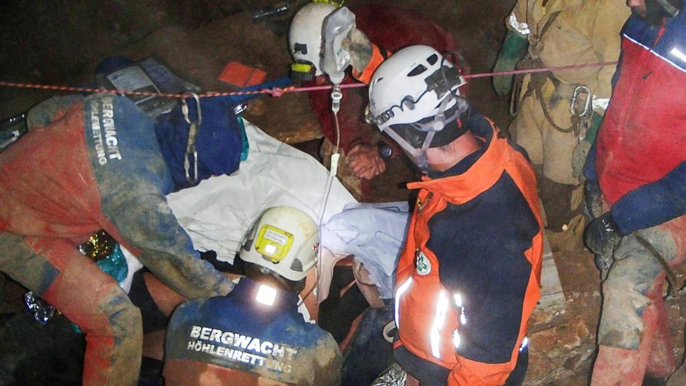 I soccorritori mentre recuperano il giovane speleologo polacco