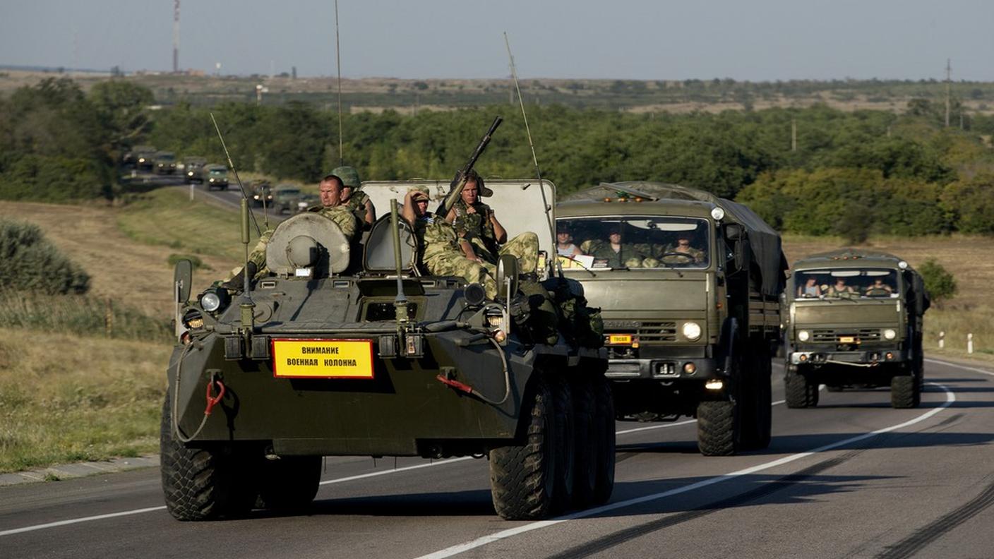 Veicoli militari russi in movimento al confine con l'Ucraina