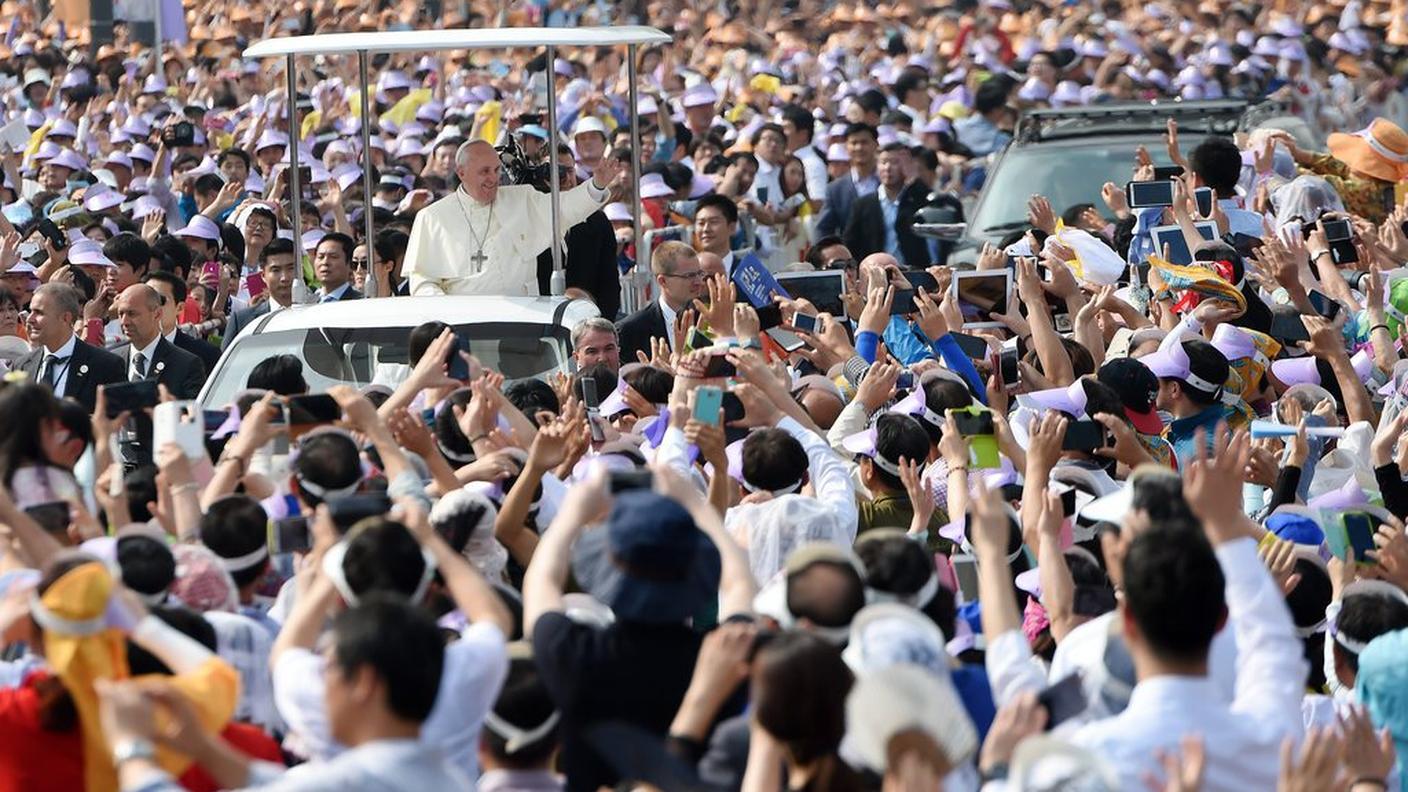 Centinaia di migliaia di persone hanno accolto il Papa a Seul