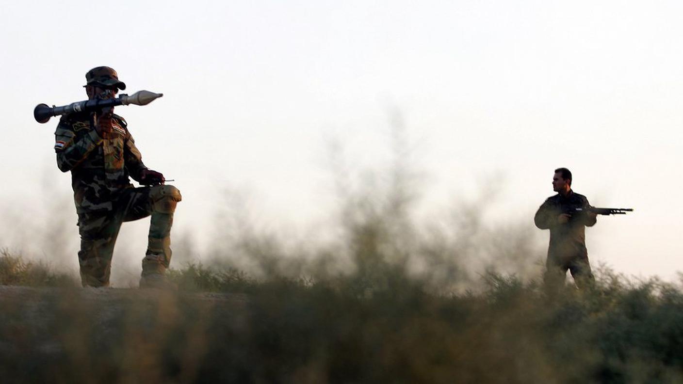 Soldati iracheni pattugliano un'area battuta dai jihadisti