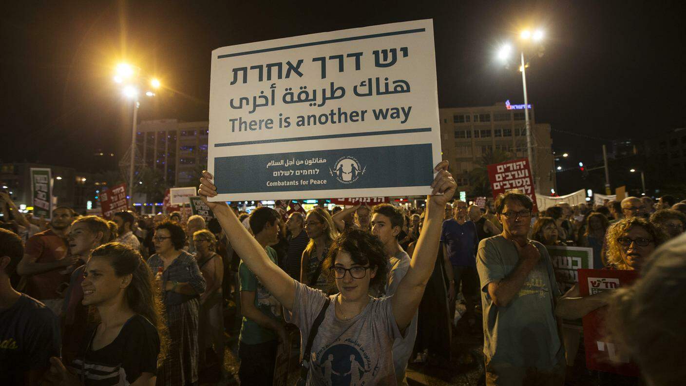 I dimostranti scesi in piazza a Tel Aviv contro le violenze