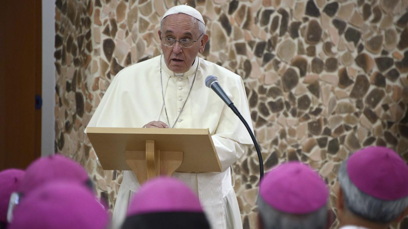 Papa Francesco durante l'incontro con i vescovi di domenica a Haemi