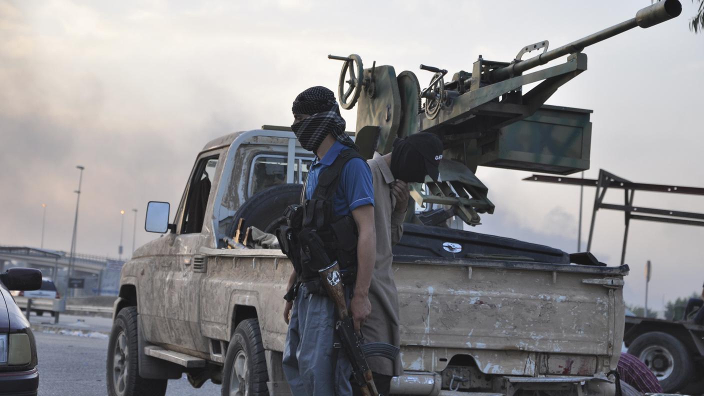 Un miliziano dello Stato islamico dell'Iraq e del Levante a Mosul, in Iraq