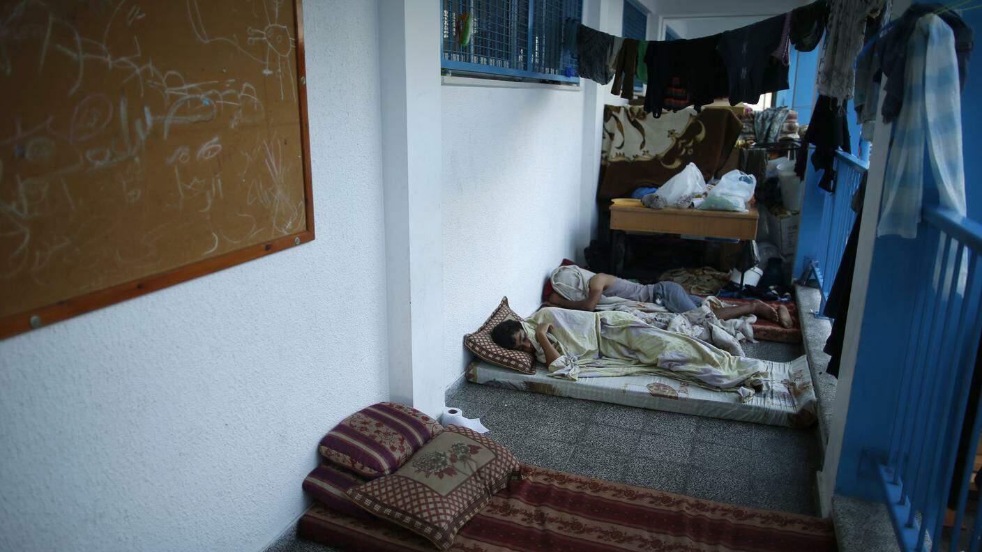 Ragazzi senzatetto in una scuola dell'ONU adibita all'accoglienza