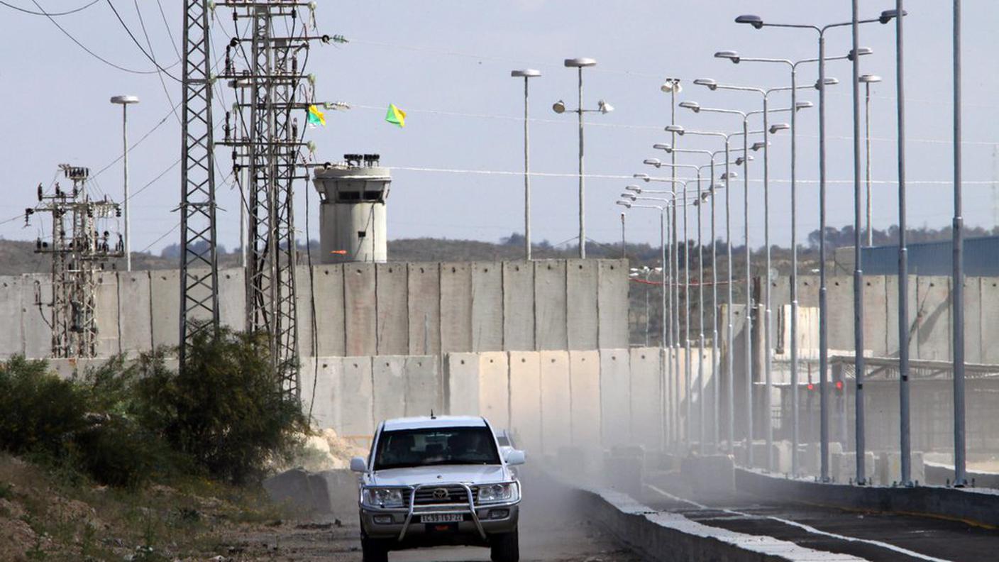 Un'auto vicino al check point di Erez