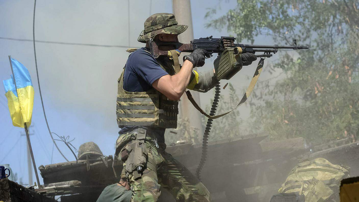 Un volontario armato ucraino spara contro i ribelli filorussi a Lugansk