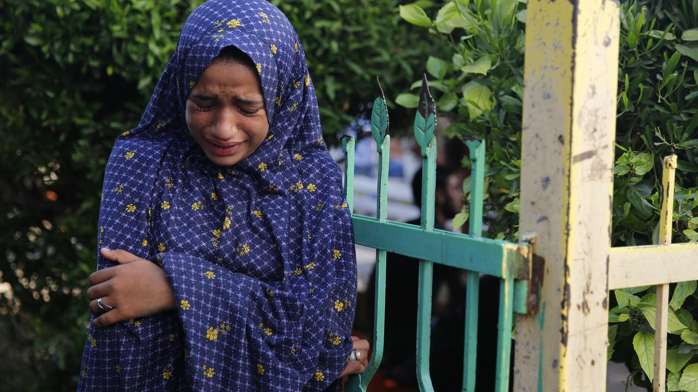 Una ragazzina palestinese piange a un funerale a Gaza