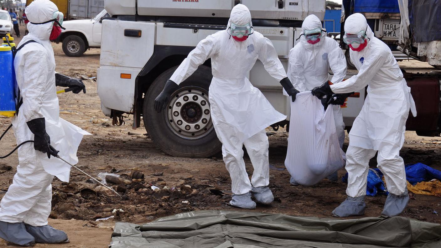 Un intervento del personale sanitario a Monrovia, in Liberia