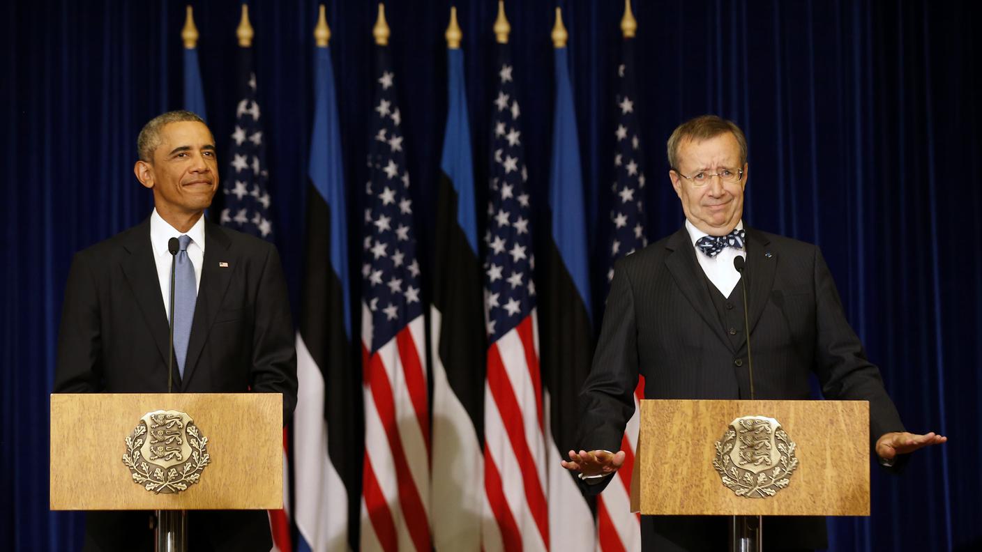 Barack Obama (L) con il presidente estone Toomas Hendrik
