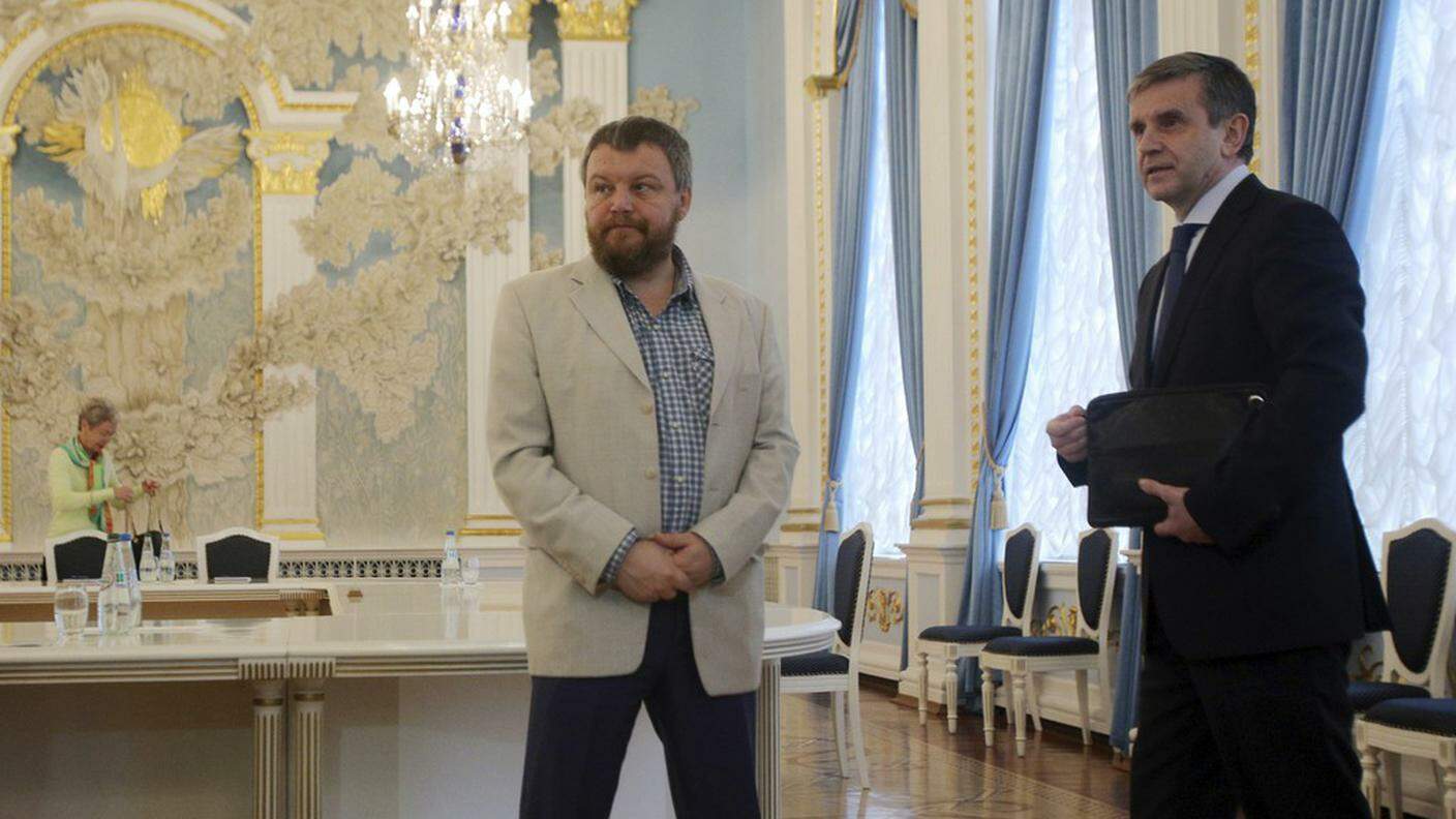 Il leader dei ribelli Andrei Purgin e l'ambasciatore russo Mikhail Zurabov