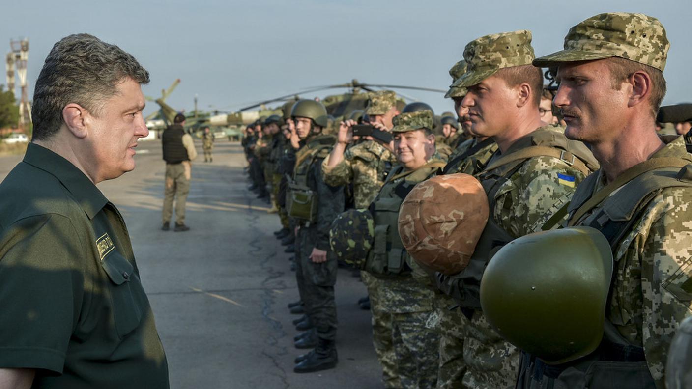 Il presidente ucraino Petro Poroshenko davanti alle truppe schierate a Mariupol
