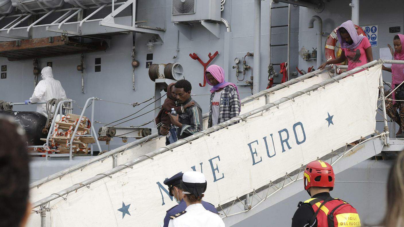 Una nave militare scarica quasi mille migranti a Crotone