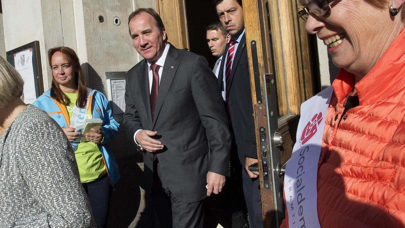 Il leader dei socialdemocratici Stefan Lofven all'uscita del seggio