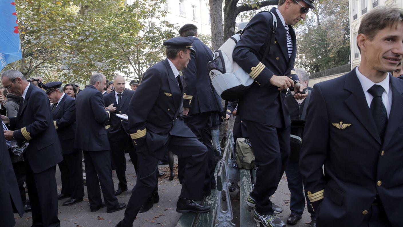 Piloti in protesta nelle strade di Parigi