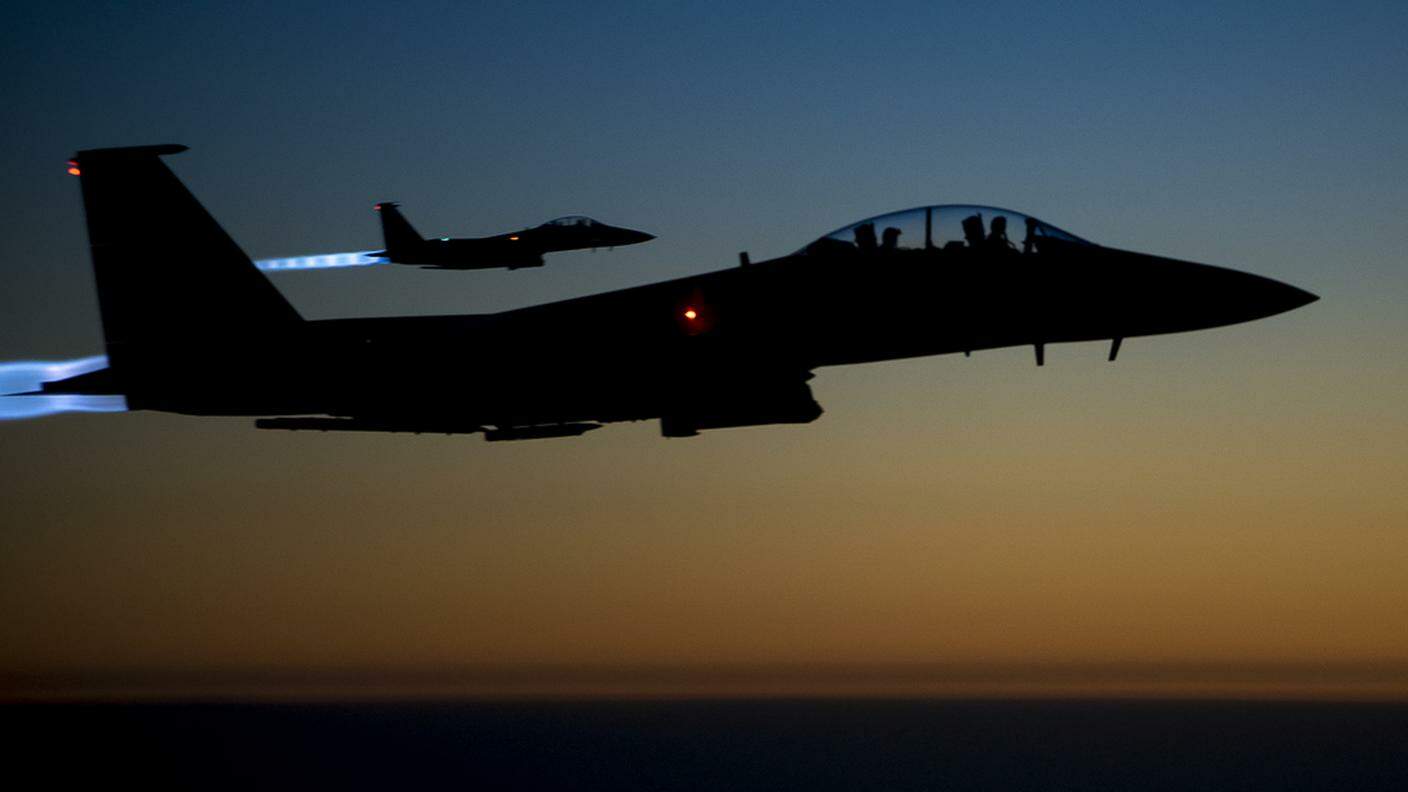 Due caccia americani F15E in volo