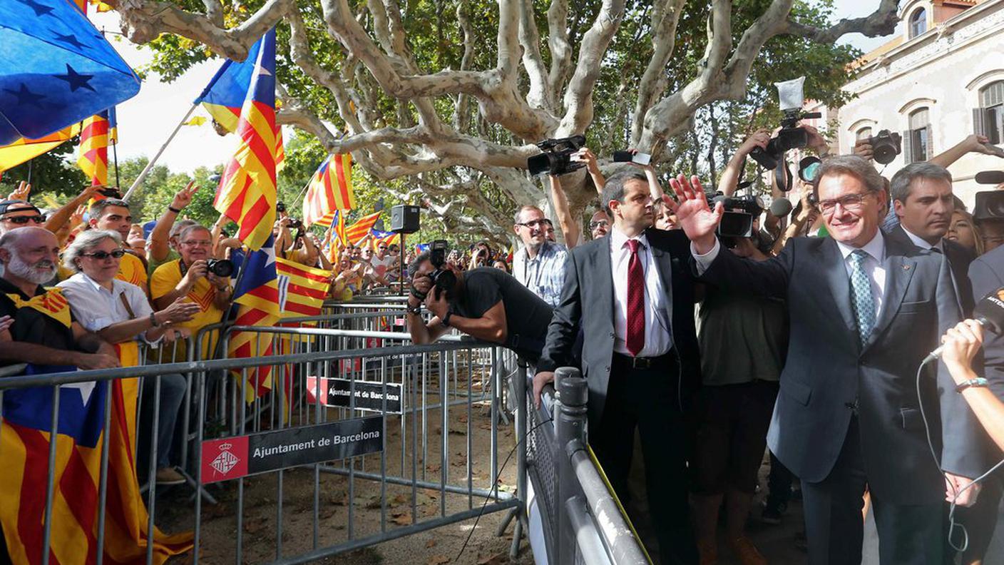 Il presidente Artur Mas davanti al Parlamento catalano, a Barcellona