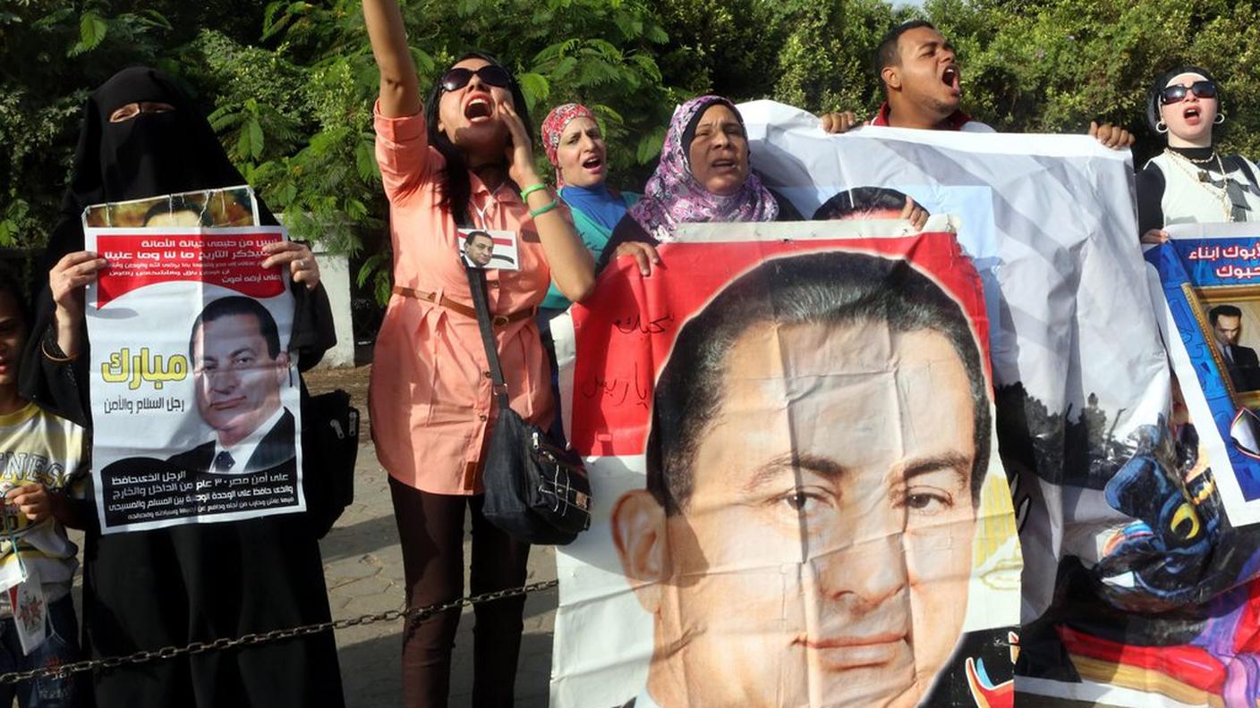 Dimostranti pro-Mubarak in piazza