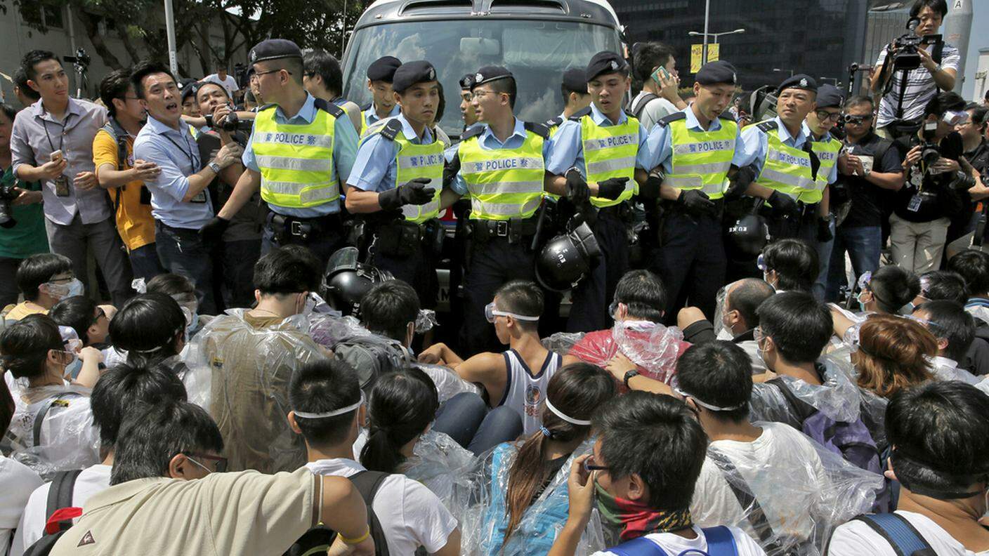 La polizia fronteggia i manifestanti che lottano per la democrazia