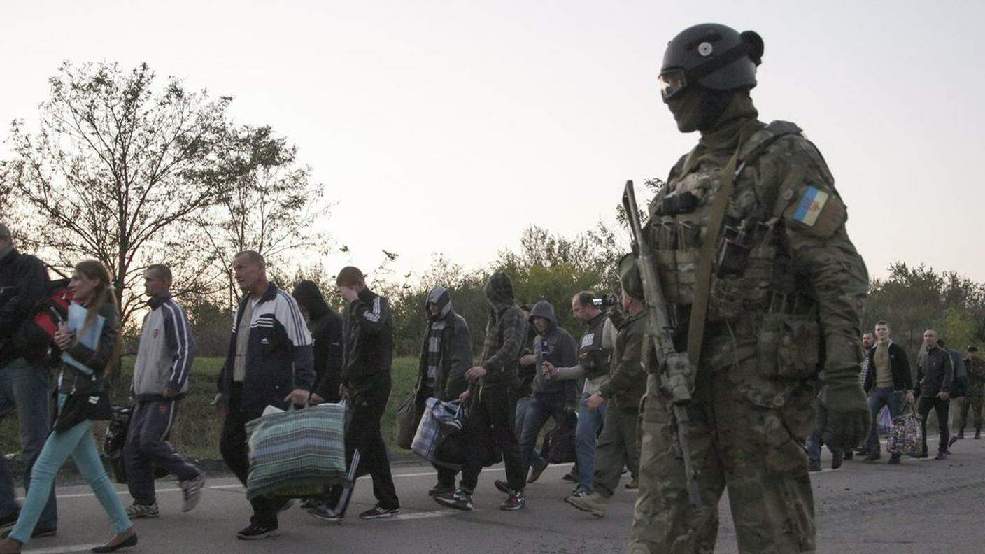 Un soldato regolare ucraino durante uno scambio di prigionieri con i ribelli