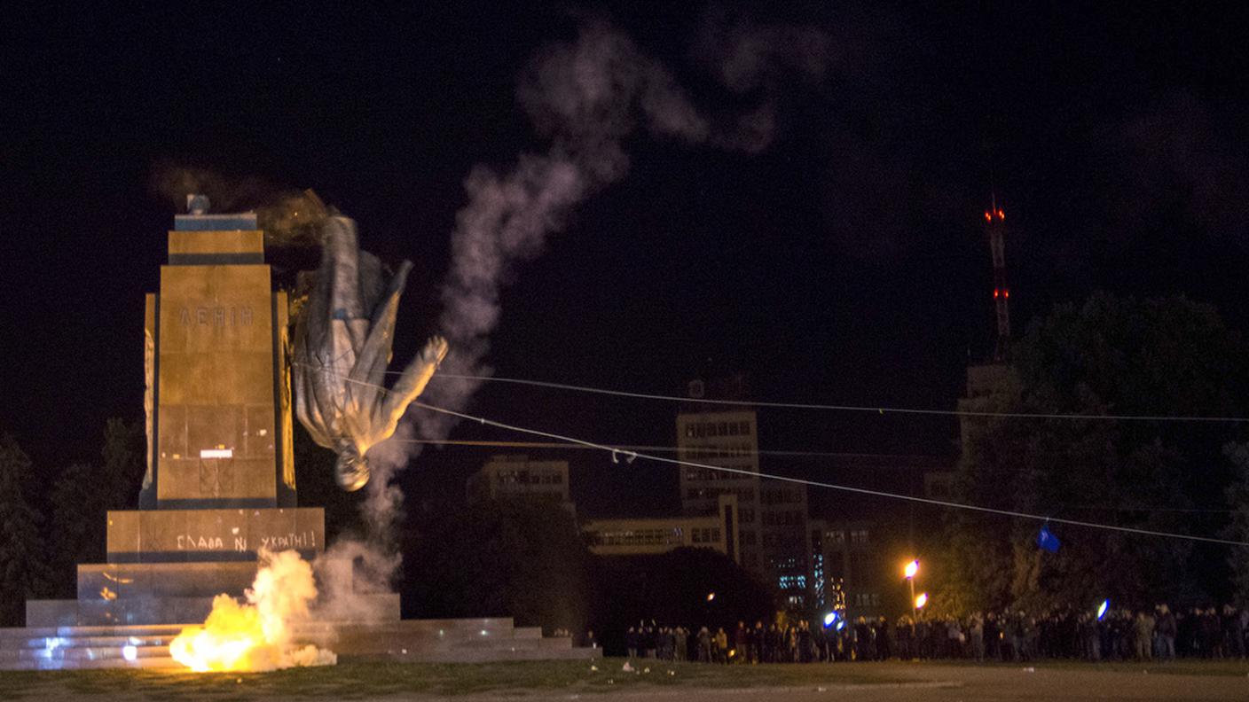 La statua di Lenin abbattuta era alta 20 metri