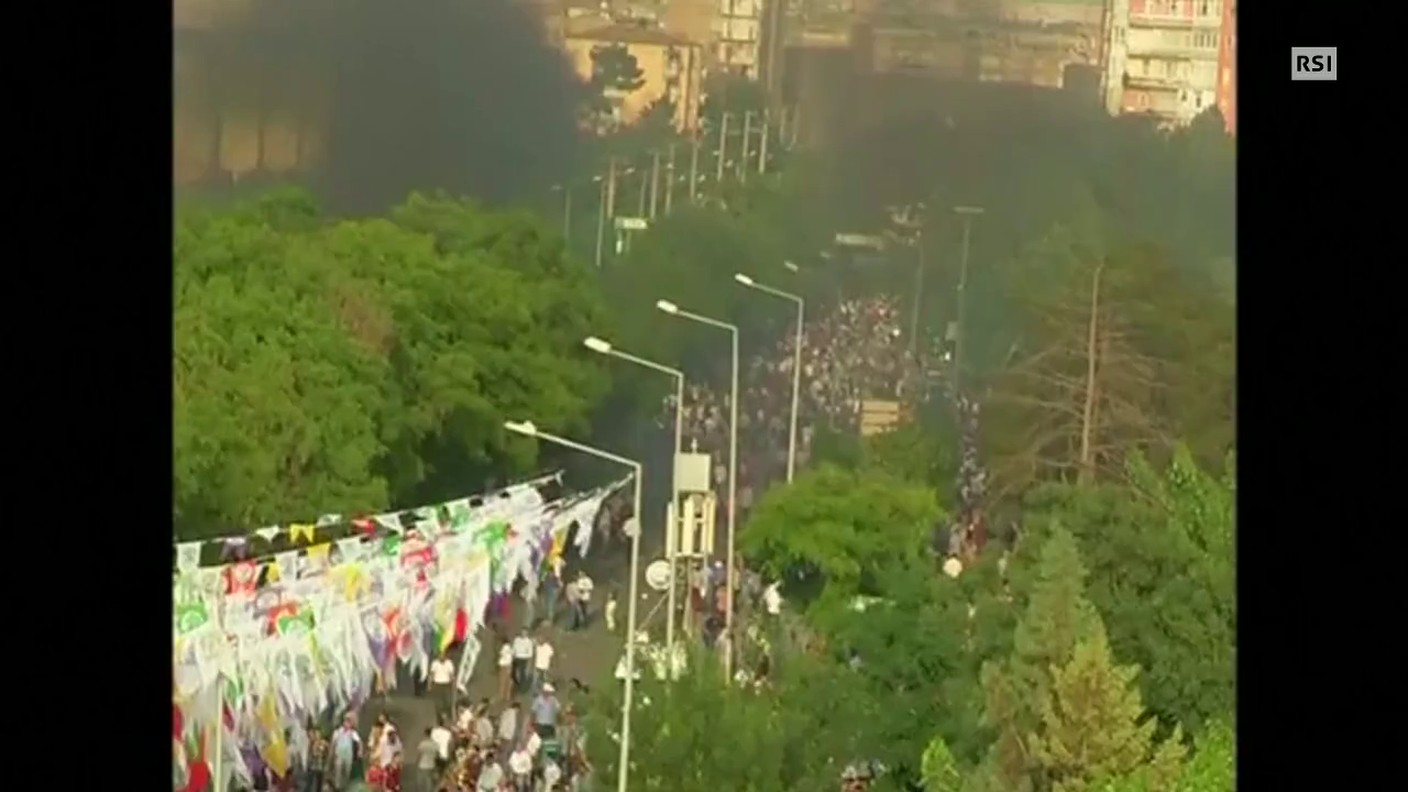VIDEO Prima le bombe e poi la guerriglia urbana a Diyarbakir