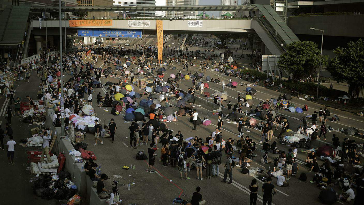 Migliaia di persone ancora nelle vie di Hong Kong