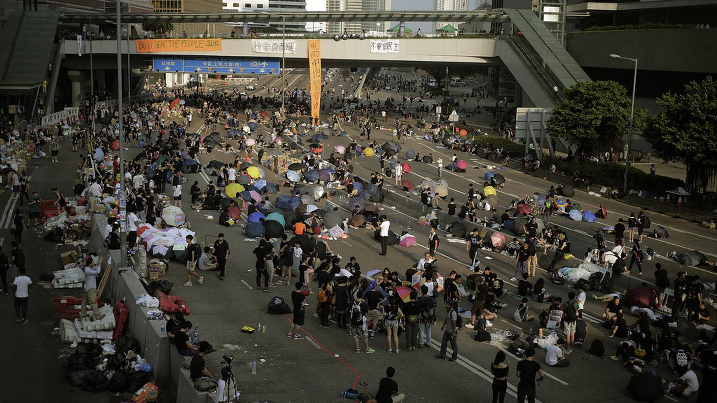 Migliaia di persone ancora nelle vie di Hong Kong