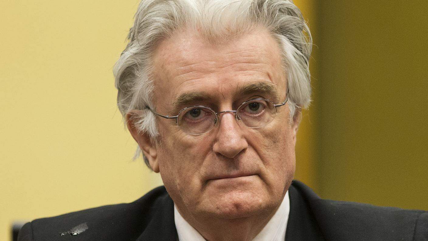 Karadzic qui ripreso durante il processo in corso all'Aja