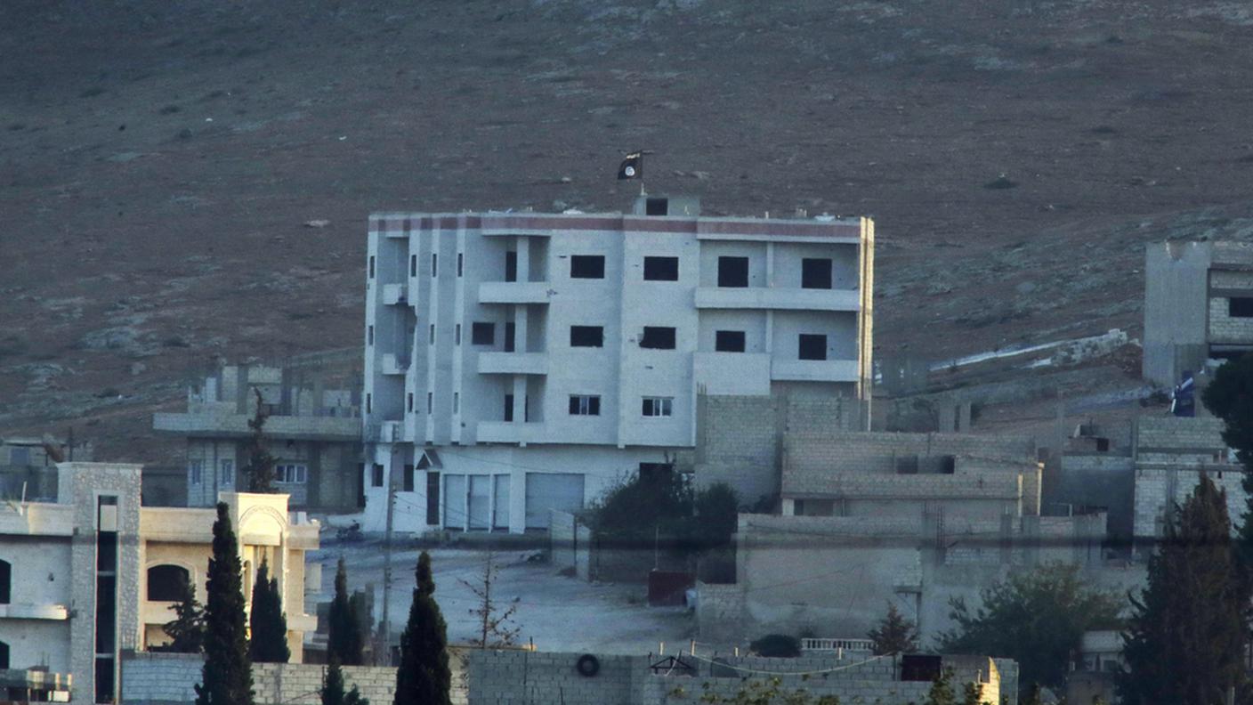 La bandiera dei jihadisti su una casa di Kobane