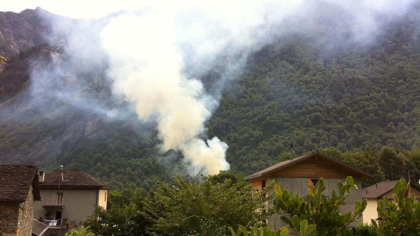 La colonna di fumo sopra l'abitato di Cabbiolo