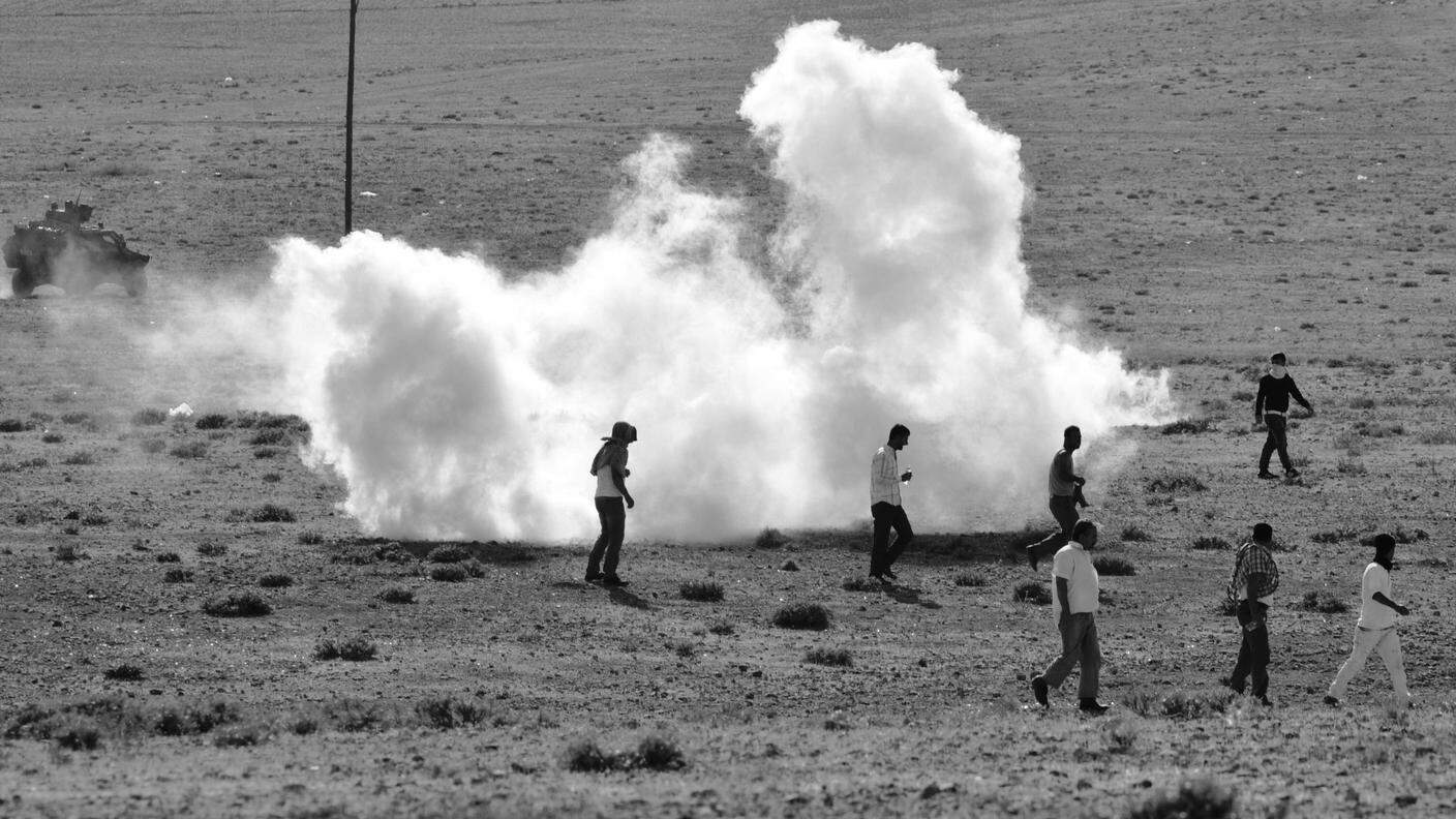 I curdi si chiedono perchè l'esercito turco spara gas contro di loro e non interviene contro lo Stato Islamico (IS). Domande  senza risposta