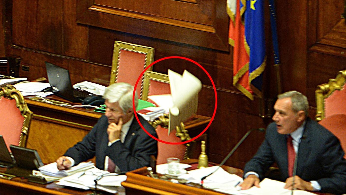Un libro scagliato per protesta contro il presidente del Senato, Grasso