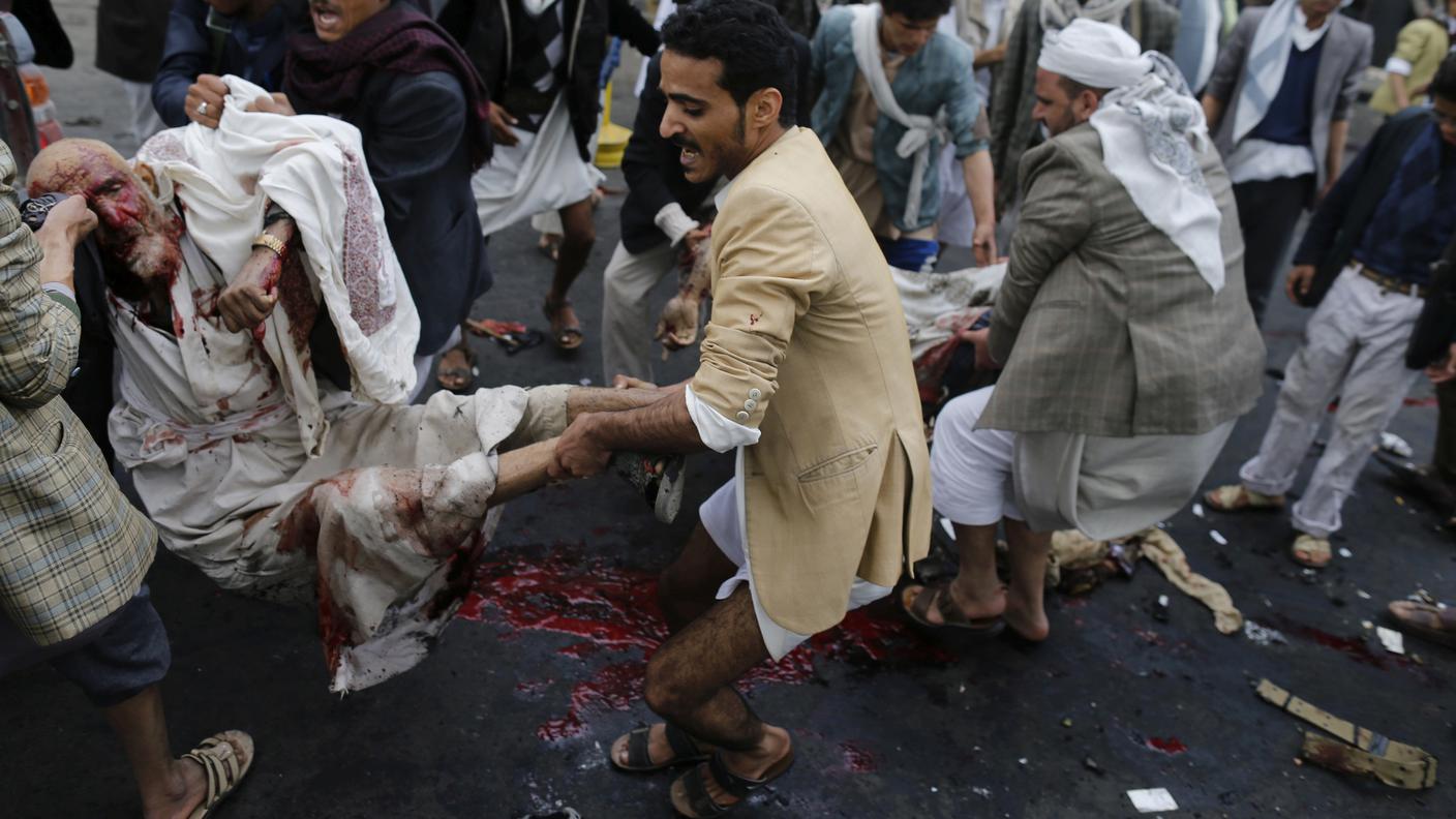 L'esplosione sulla piazza centrale di Sanaa ha fatto anche diversi feriti
