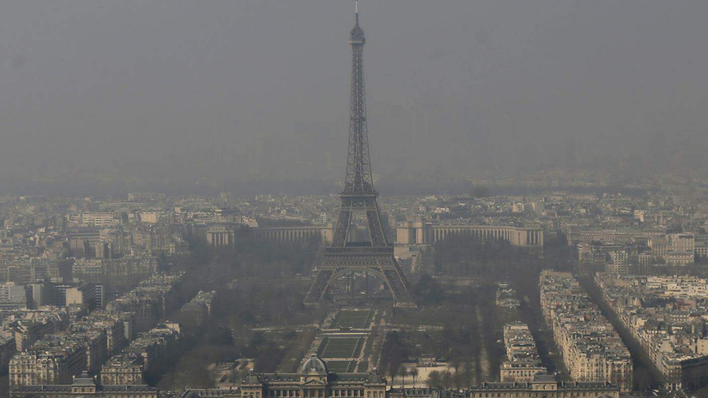 Parigi sotto una cappa di smog lo scorso marzo