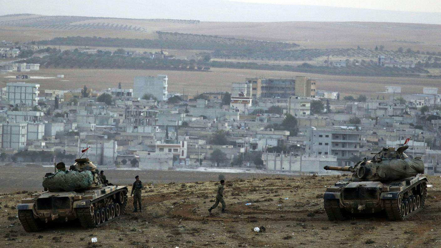 Militari turchi sorvegliano la zona di confine con la Siria