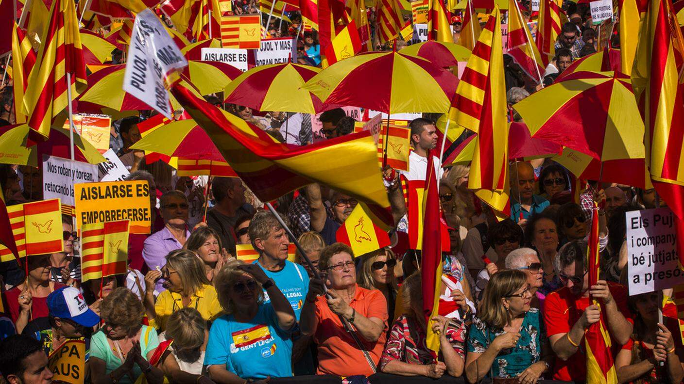 Contrari all'indipendenza in piazza a Barcellona