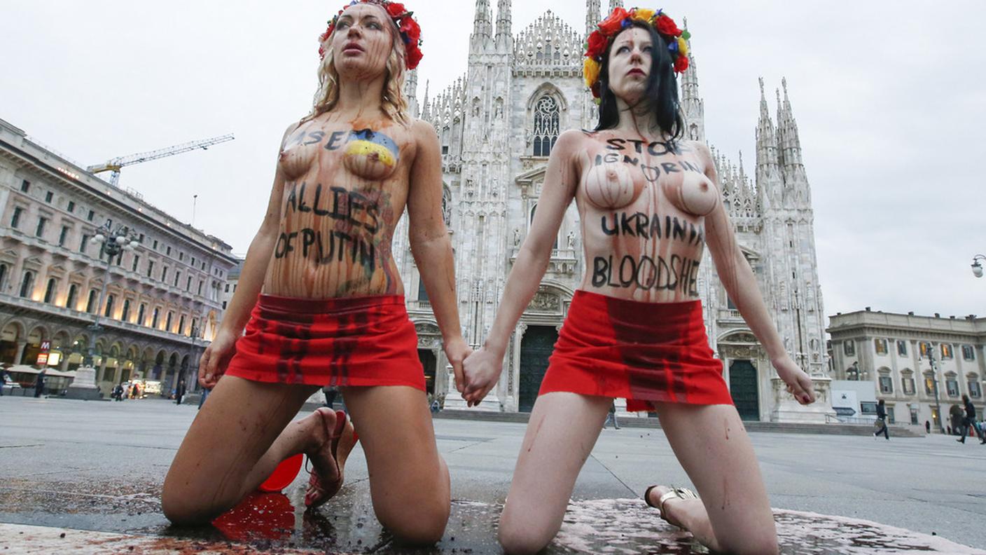 Le due attiviste ucraine del gruppo Femen sono state bloccate dalle forze dell'ordine