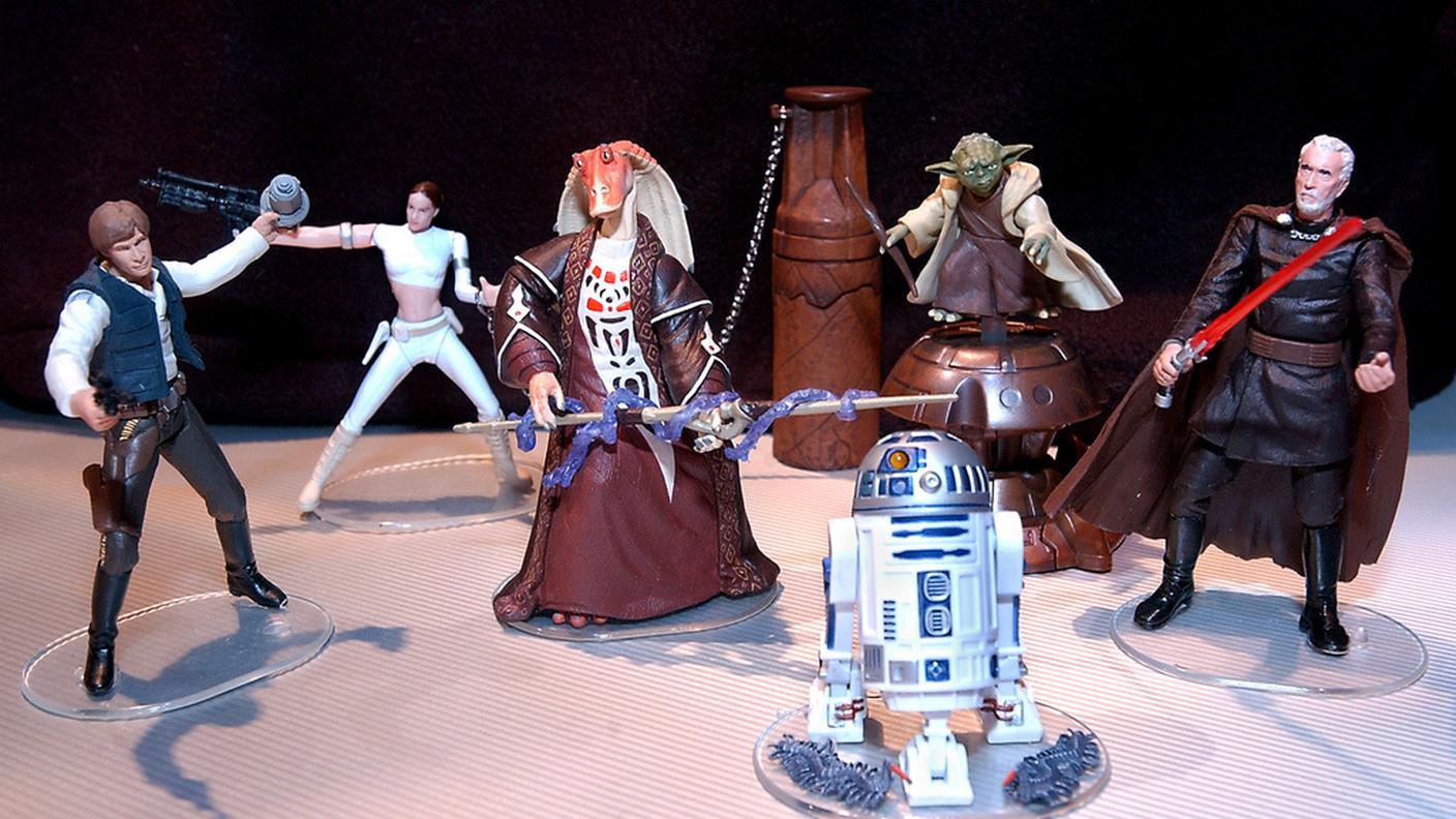 Il buffo personaggio di Guerre Stellari, Jar Jar Binks, alla sinistra dell'immagine