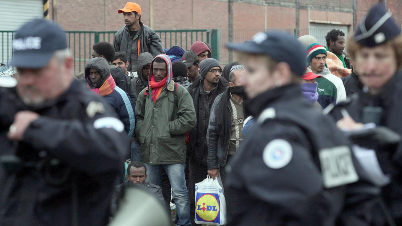 Gli agenti cercano di impedire l'assalto ai TIR