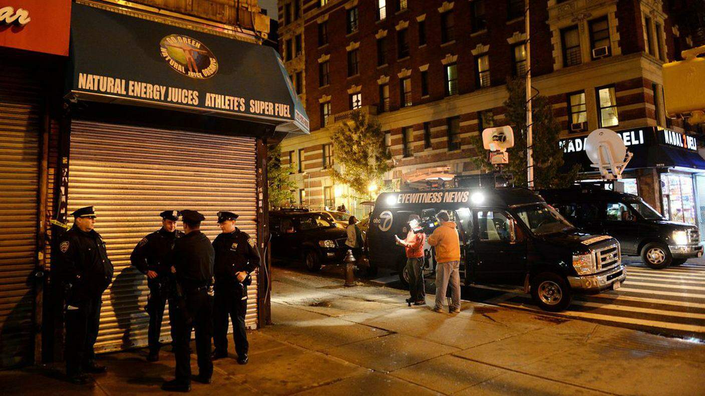 Polizia e giornalisti vicino alla casa del medico di New York malato
